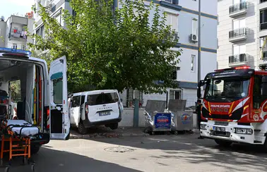 Muratpaşa'da Araç Apartman Bahçesi Duvarına Girdi!