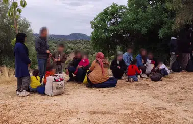 Demre'de Düzensiz Göçmen Operasyonu! 19 Göçmen Yakalandı, 3 Organizatör Tutuklandı