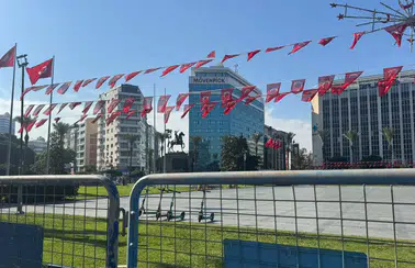 Cemil Tugay'ın AKP'ye Geçişine Karşı İzmir'de Protesto! Eylemciler Polis Ablukası Altında