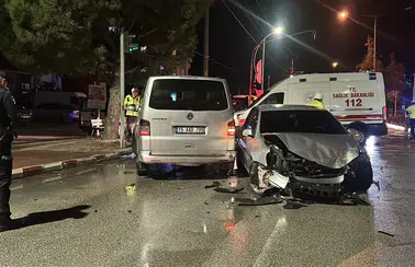 Burdur'da Öğrenci Servisi ile Otomobil Çarpıştı! 12 Yaralı