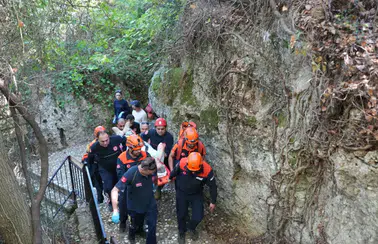Turist Kurşunlu Şelalesi’nde 6 Metrelik Yamaçtan Düştü
