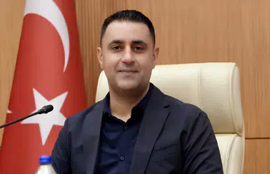 Çukurova Belediyesi’nde Rüşvet ve İhale Soruşturması: Başkan Kozay Görevden Uzaklaştırıldı!