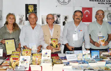Eski Emniyet Müdürü Feyzullah Arslan 16. Antalya Kitap Fuarı'nda Okurlarıyla Buluştu