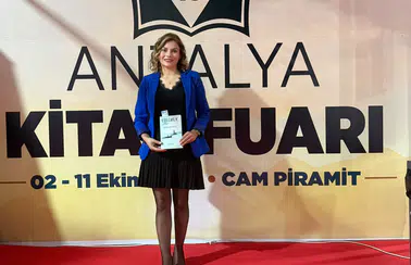 Edebiyatın Özgün Kalemi Fatma Sarı, 16. Antalya Kitap Fuarı'nda Okurlarıyla Buluştu