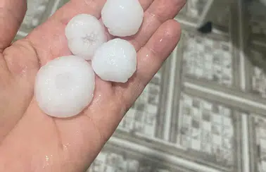 Meteoroloji Uyarmıştı! Hatay'ın İlçelerinde Ceviz Büyüklüğünde Dolu Yağdı