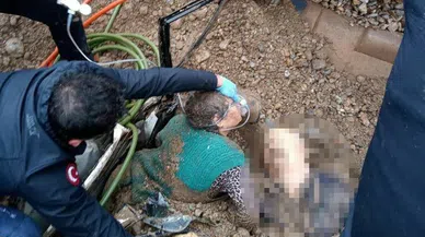 Araç toprak altında kaldı. Yaşlı çift için ekipler zamanla yarıştı