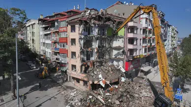 Isparta’da 53 Yıllık Çarşı Karakolu Yıkıldı! 7 Ton Demir Çıkması Bekleniyor