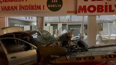 Adana’da Mobilya Dükkanına Dalan Otomobil Hurdaya Döndü!