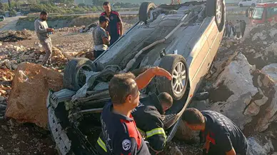Hatay’da Kontrolden Çıkan Araç Takla Attı! Yaralı Sürücüyü İtfaiye Çıkardı