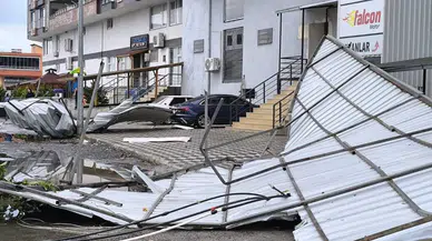Hatay’da Fırtına Çatı Uçurdu! 2 Araç Kullanılamaz Hale Geldi