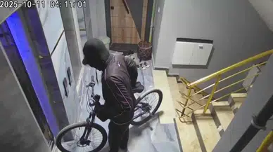 Adana’da Güpegündüz Maskeli Bisiklet Hırsızlığı Kamerada!