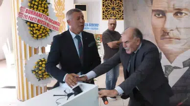 İYİ Parti Tarsus Kongresi’nde Gerginlik! Konuşma Kürsüsü Devrildi