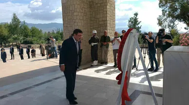  Cumhurbaşkanı Yardımcısı Cevdet Yılmaz, Dr. Küçük ve Denktaş’ın anıtını ziyaret etti