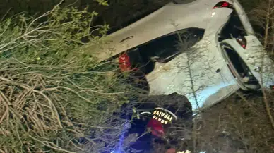 Adana’da Otomobil Şarampole Uçtu! Sürücü Halatla Kurtarıldı