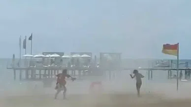 Sahilde hortum çıktı, tatilciler neye uğradığını şaşırdı