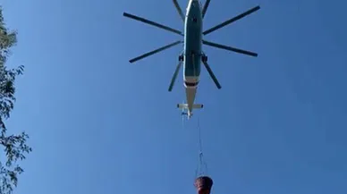 Helikopterin soğutma çalışmasını çeken muhabirler tonlarca suyun altında kalıyordu