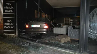 Direksiyon hakimiyetini kaybetti mobilya dükkanına girdi