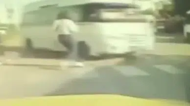 Adana’da Bir Kişi Freni Patlayan Minibüsten Kıl Payı Kurtuldu!