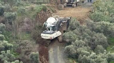 Hatay’da Kaygan Zemin Tehlike Saçtı: Beton Mikseri Devrildi!