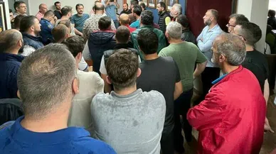 Kadro vaadini yerine getirilmeyince işçiler AKP binası önüne gitti. Çıkan arbede de iki işçi gözaltına alındı