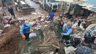 Mersin’de Mahalleyi Ayağa Kaldıran Evden 10 Kamyon Çöp Çıktı!