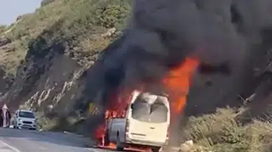 Hatay’da Seyir Halindeki Minibüs Alev Topuna Döndü!