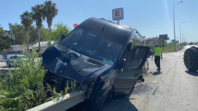 Korkunç kaza: Minibüsün içinden bariyer geçti