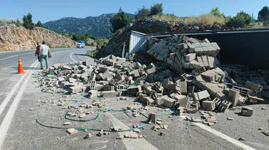 Antalya’da briket yüklü tır devrildi: 1 yaralı