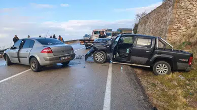 Isparta’da İki Otomobil Birbirine Girdi: Sürücüler Yaralandı!