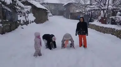 Adana’da Eksi 20 Derecede Çocuklar Kar Sevinci Yaşadı!