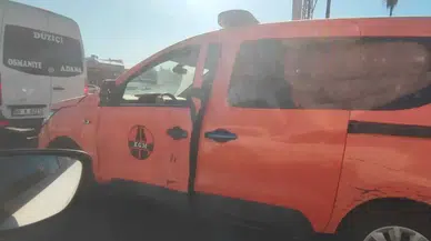 Adana’da Akılalmaz Görüntü: Devlet Aracında Kapıyı Kemer Tuttu!