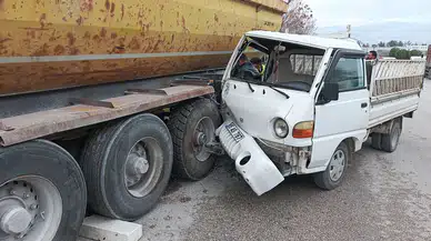 Keresteciler Sitesi’nde Feci Kaza! Kamyonet Park Halindeki Dorseye Çarptı