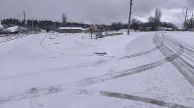 Afyonkarahisar Beyaza Büründü: Rakımı Yüksek Bölgelerde Kar Fırtınası Kapıya Dayandı!