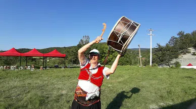  58 yıldır davulunu omzundan düşürmüyor  