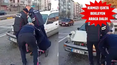 Isparta’da Bir Anlık Dikkatsizlik Kazaya Dönüştü: Sürücü Araçta Sıkıştı!