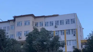 Antalya'da Sarı Kod Uyarısı Sonra Şiddetli Rüzgar Okulun Çatısına Zarar Verdi
