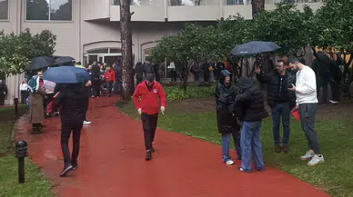 Antalya Belek’te Satranç Turnuvası Krizle Açıldı..  Veliler sağanak altında dışarıda kaldı