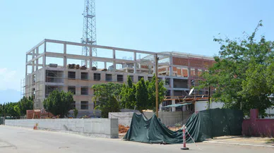 Özel okul inşaatının duvarları taştı diye, iki AVM'nin olduğu o cadde daraltılacak