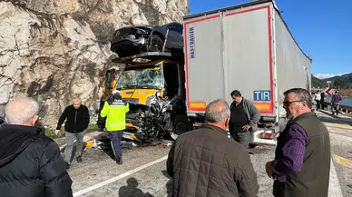 Burdur Yolunda İki TIR Çarpıştı