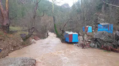 Antalya Gündoğmuş’ta ana yol yarıldı: Mahallelerle ulaşım kesildi