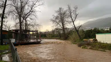 Antalya Alanya'da sağanak vurdu! Oba Çayı taştı, Vatandaşlar mahsur kaldı