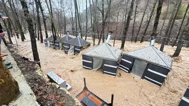 Mersin’de sel sularına kapılan çadırlar böyle sürüklendi