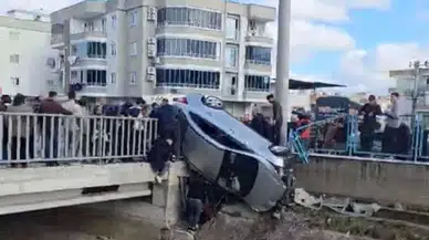 Mersin'de Korkunç Kaza... Köprüde çarpışan otomobil korkulukta asılı kaldı