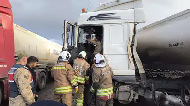Hatay'da Dehşet Anları: Tanker ile Tır Çarpıştı, Sürücü Kabinde Sıkıştı!
