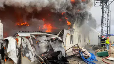 Konteyner yatakhane alev alev yandı! İtfaiyecinin o hareketi duygulandırdı