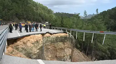Antalya-Kumluca Yolunda Korkutan Yarık: Dev Göçük Meclis Gündeminde!