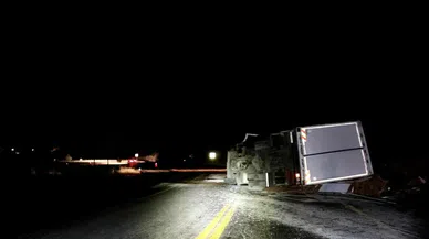 Sürücü direksiyon hakimiyekini kaybedince tır devrildi