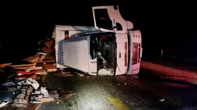 Akseki yolunda TIR devrildi