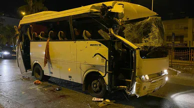 Tur midibüsü park halindeki araçlara çarptı: Rus uyruklu 1 kişi öldü, 1 kişi yaralandı  
