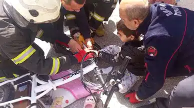 Fatih Mahallesi’nde Korku Dolu Anlar: Ayağı Bisiklete Sıkıştı!